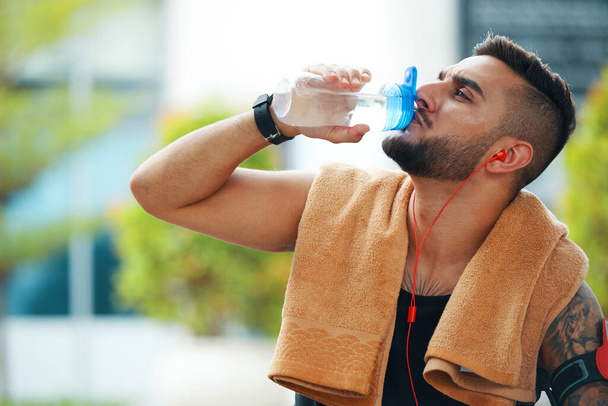 durstiger Sportler trinkt Wasser - Foto, Bild