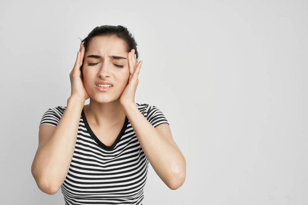 femme malade tenant sa tête migraine dépression fond isolé - Photo, image