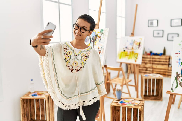 Jeune femme hispanique faire selfie par le smartphone au studio d'art - Photo, image
