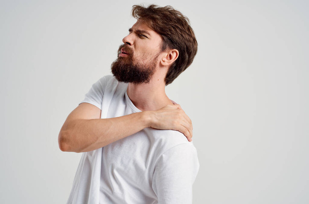 hombre sosteniendo artritis del cuello problemas de salud aislado fondo - Foto, imagen