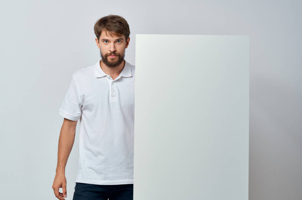 emotivní muž v bílém tričku mocap plakát sleva reklama izolované pozadí - Fotografie, Obrázek