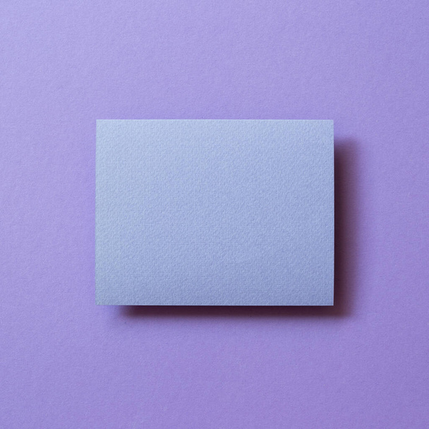 Bloc de notas en blanco sobre fondo púrpura. vista superior, espacio de copia - Foto, Imagen