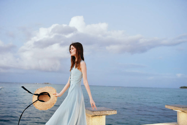mujer en vestido cerca de océano playa verano estilo de vida ocio - Foto, Imagen