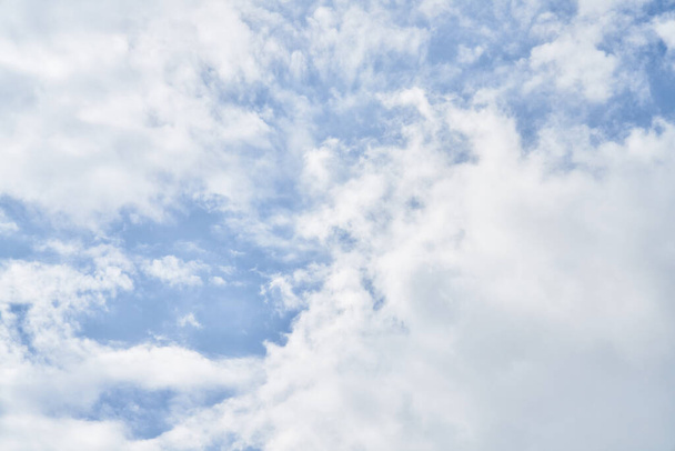 Kaunis sininen taivas pilvien kanssa aurinkoisena päivänä - Valokuva, kuva