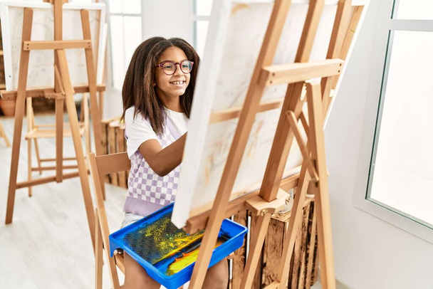 Chica afroamericana sonriendo dibujo seguro en la escuela de arte - Foto, imagen
