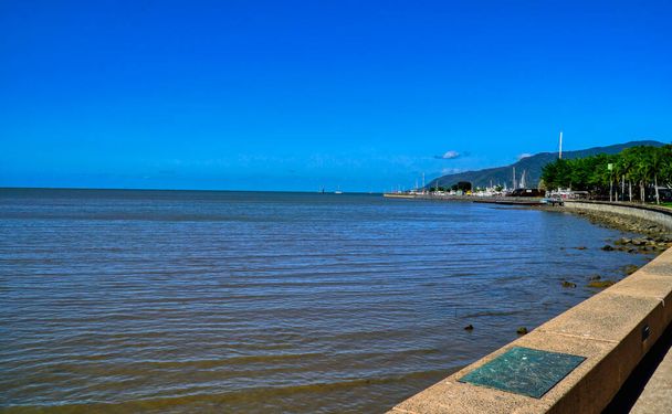 uitzicht op Cairns vanaf de esplanade op zoek naar de boten en lagune - Foto, afbeelding