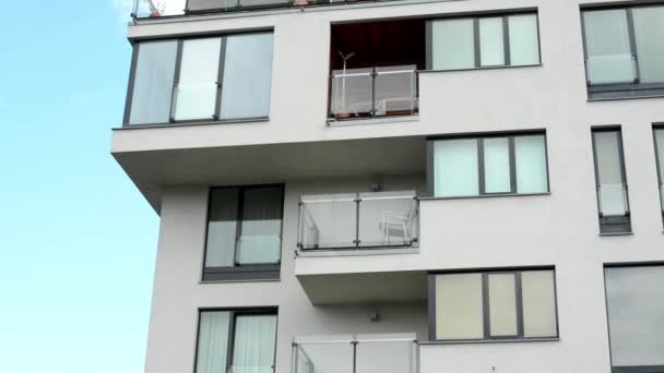 Edificio moderno - balcón - ventanas - cielo azul
 - Metraje, vídeo