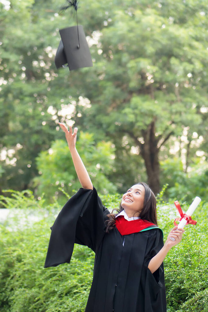 Счастливый студент колледжа, бросающий шляпу в День цемента, концепция успешного образования, счастливый выпускник, равенство женщин в образовании, учеба за границей, высшее образование, учеба за границей - Фото, изображение