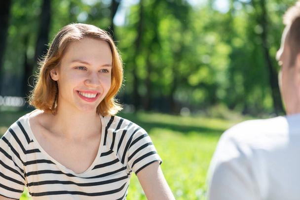Young couple on a date in the park - Foto, Bild