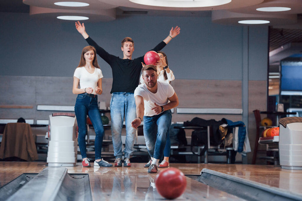 Good luck. Young cheerful friends have fun in bowling club at their weekends. - Foto, Imagem