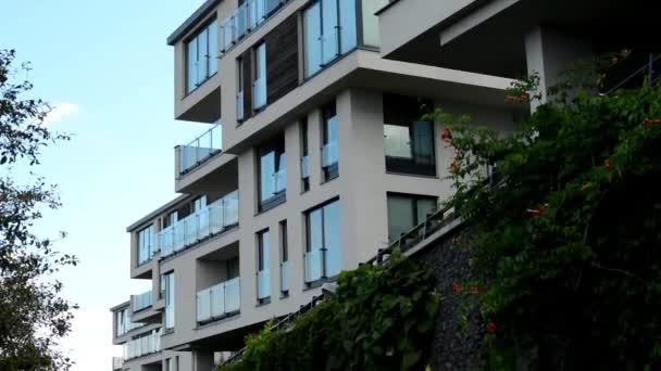 Edificio moderno - balcón - ventanas - cielo azul - valla con la naturaleza
 - Metraje, vídeo