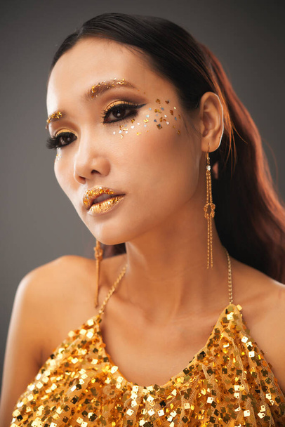 Kobieta ze złotym brokatem makijaż oczu - Zdjęcie, obraz