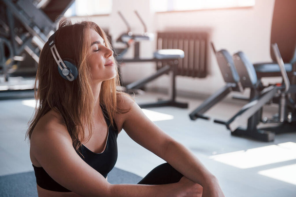Feel the music. Photo of gorgeous blonde woman in the gym at her weekend time. - Fotoğraf, Görsel
