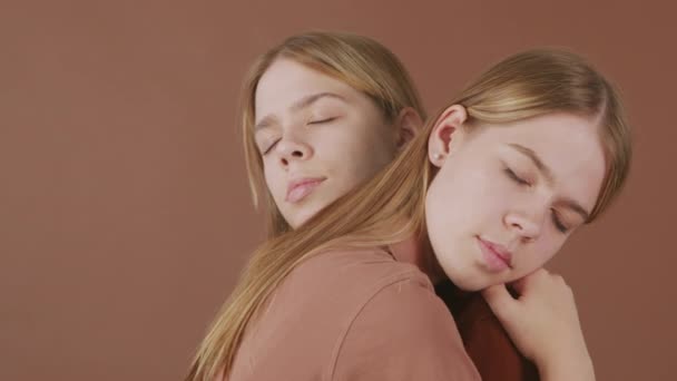 PAN знімок ідентичних сестер-близнюків, що обіймаються на коричневому фоні
 - Кадри, відео