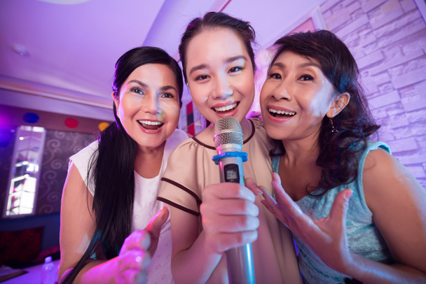 karaoke barda triovietnamese kadınlar - Fotoğraf, Görsel
