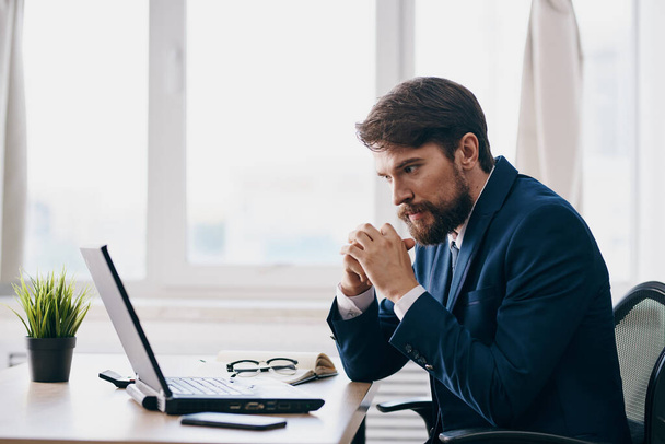 homem em um terno no escritório na frente de um gerente executivo laptop - Foto, Imagem