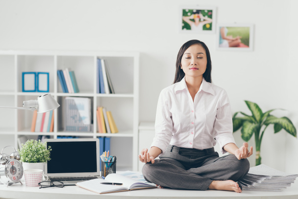 meditasyon işçisi kadın ofis - Fotoğraf, Görsel