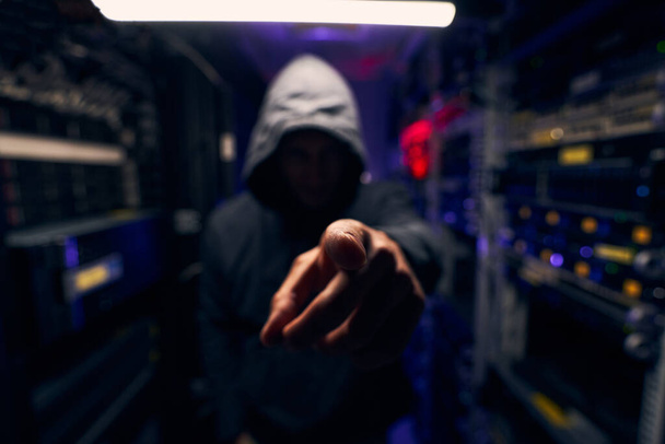 Man in datacenter toont dreigend handgebaar - Foto, afbeelding