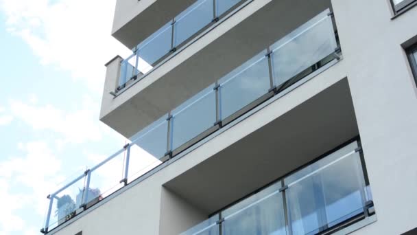 nowoczesny budynek - balkon - windows - niebieski niebo - Materiał filmowy, wideo