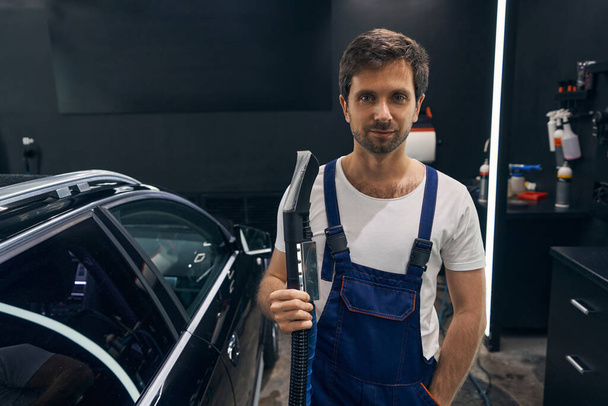Car mechanic posing for photo with steam cleaner - Foto, Bild