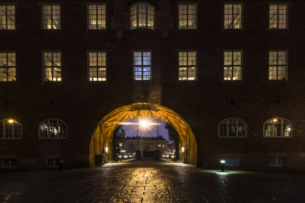スウェーデンのストックホルム王立工科大学(KTH)のキャンパスの夜のアーチ. - 写真・画像