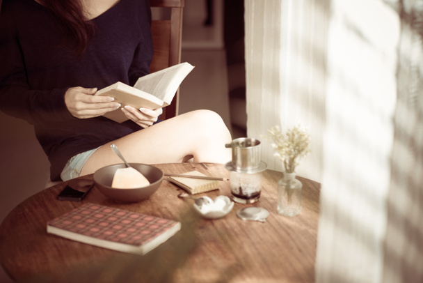 femme lecture livre à la maison - Photo, image
