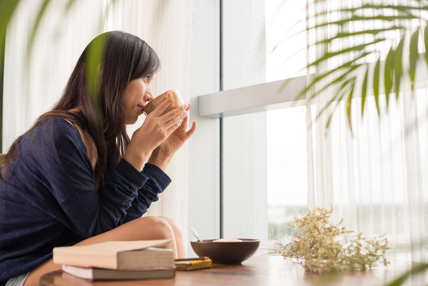 Mulher japonesa bebendo café
 - Foto, Imagem