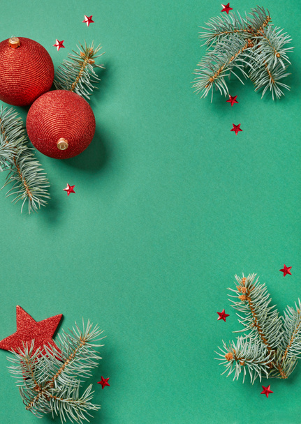 Kuusen oksat ja joulukuusen koristeet - Valokuva, kuva