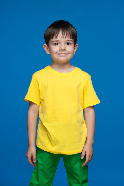 kisfiú a sárga póló - Fotó, kép