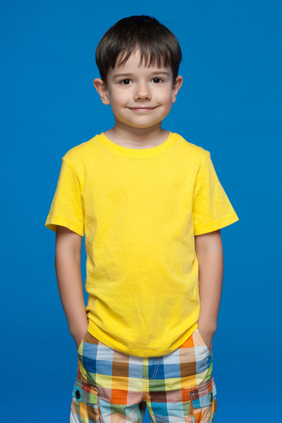 Lindo niño ucraniano en camisa amarilla
 - Foto, imagen