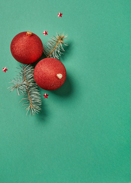 Ramos de árvore de abeto e bolas de Natal - Foto, Imagem