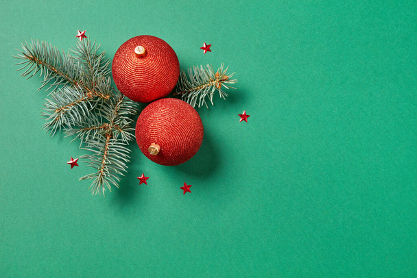 Větve jedle a vánoční míče - Fotografie, Obrázek