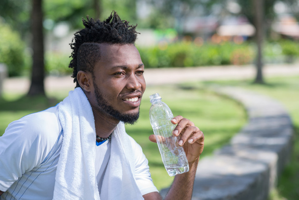 Afrikka-amerikkalainen urheilija juomavesi
 - Valokuva, kuva