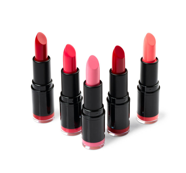 Wenige perfekte rote und rosa Lippenstifte auf weißem Hintergrund - Foto, Bild