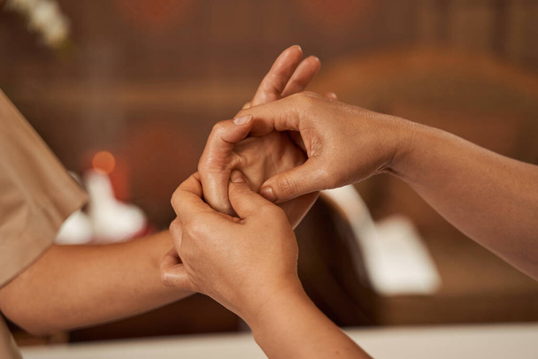 Spa thérapeute massages acupoints sur la main du client - Photo, image