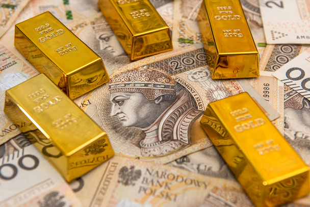 блестящий золотой слиток на польских злотых. инвестиционная и финансовая концепция. валюта - Фото, изображение