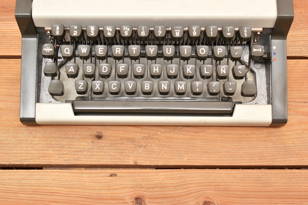 Máquina de escrever sobre madeira
 - Foto, Imagem