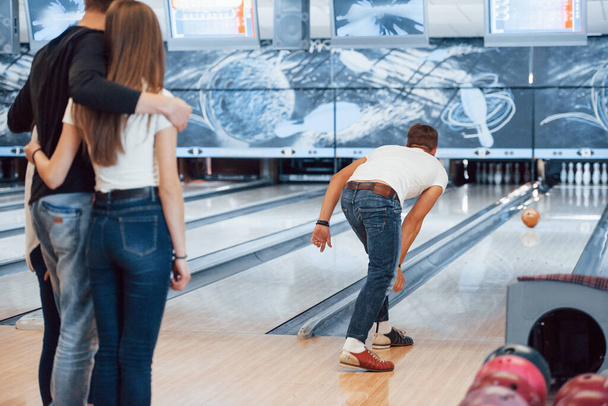 Bola rolante. Jovens amigos alegres se divertir em bowling clube em seus fins de semana. - Foto, Imagem