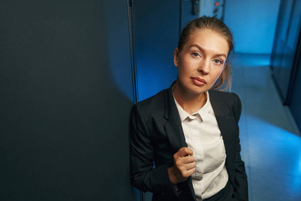 Portrait of young woman standing at data center - Foto, Bild