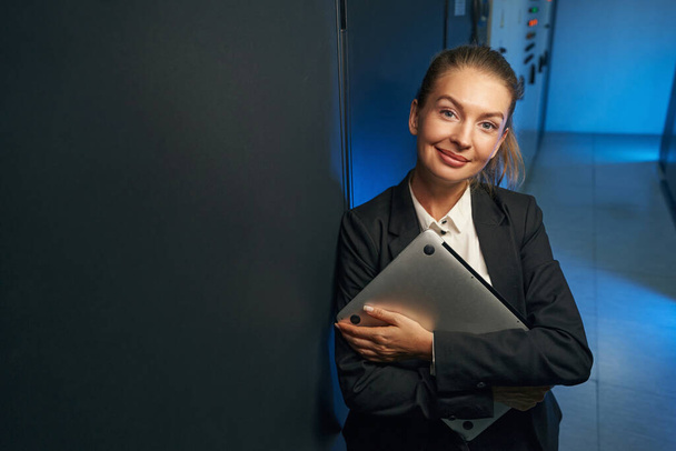 Photo of cheerful woman network engineer in data center - Foto, afbeelding