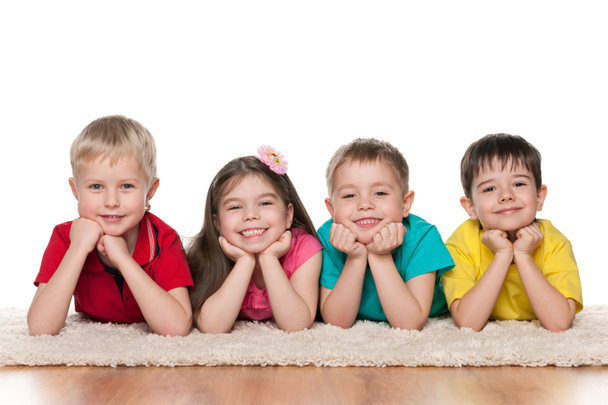 boldog gyermekek, a fehér szőnyeg - Fotó, kép
