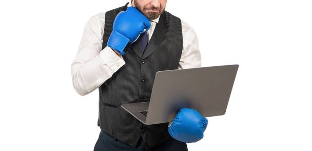 Mann mit Laptop und Boxhandschuhen. Wut-Management. Cybermobbing. - Foto, Bild