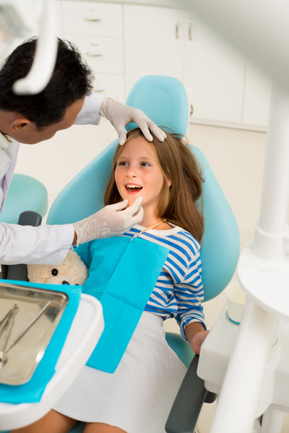 schoolmeisje op een tandarts - Foto, afbeelding