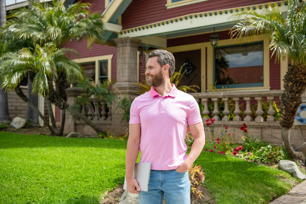 homem barbudo feliz corretor vendendo ou alugando casa no pc online, avaliador de propriedade. - Foto, Imagem