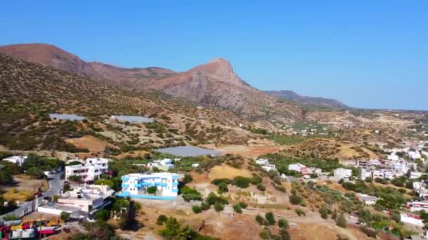 Greece, Crete, landschap met olijfbomen en kleine bergdorp - Video