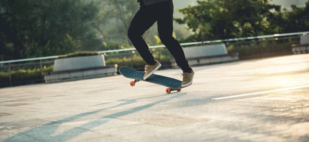 Skateboarder skateboarding outdoors in city - Φωτογραφία, εικόνα