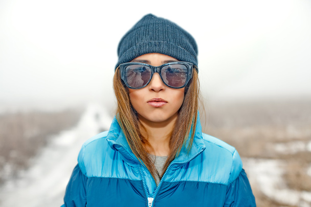Beautiful girl in sunglasses in a winter - Fotoğraf, Görsel
