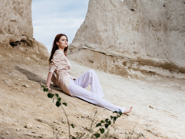 jolie femme assise sur le sable look attrayant - Photo, image