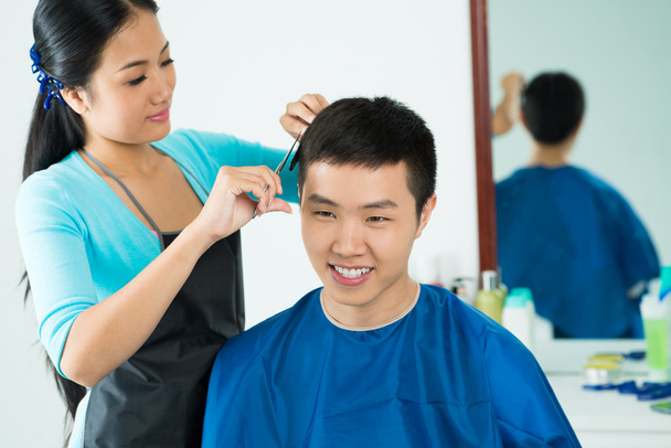 Peluquería femenina corte de cabello de cliente masculino
 - Foto, imagen