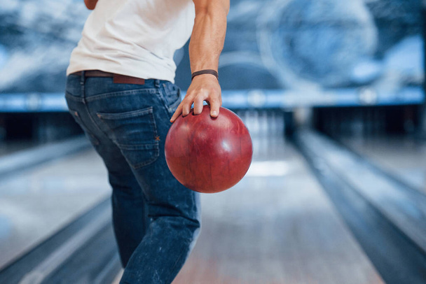 Conception of bowling. Rear particle view of man in casual clothes in the club. - Foto, immagini